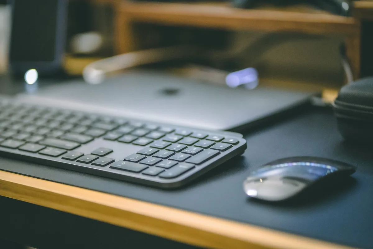 bezprzewodowa klawiatura, mysz i laptop na biurku — HyperX Pulsefire Haste 2 poza naszym warsztatem — gdzie szukać pomocy