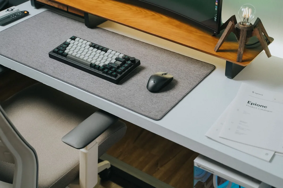 bezprzewodowa klawiatura i mysz na nowoczesnym biurku biurowym — HyperX Pulsefire Haste w zgłoszeniu — jak odpowiadamy i co radzimy