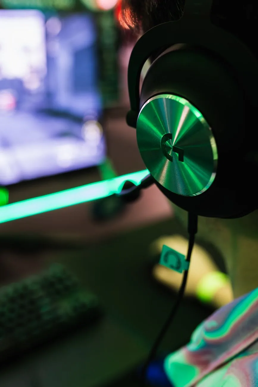 profesjonalny zestaw słuchawkowy w dynamicznym oświetleniu gamingowym — HyperX QuadCast S — czego przy tym sprzęcie nie zrobimy