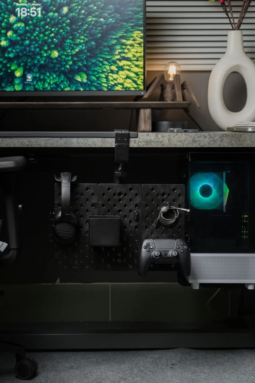 monitor dla graczy z kontrolerem i akcesoriami na biurku — iiyama G-Master GB2470HSU a zakres naszego serwisu — czym zajmujemy się zamiast