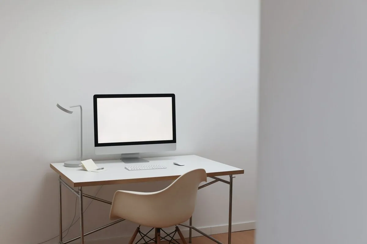 iMac na minimalistycznym biurku, ekran wygaszony — iMac 21,5 cala 4K (2017) w zgłoszeniu — jak odpowiadamy i co radzimy