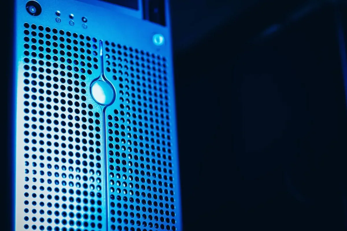 Perforowana obudowa serwera przypominająca Mac Pro — iMac 24 cale M3 (2023) — czego przy tym sprzęcie nie zrobimy
