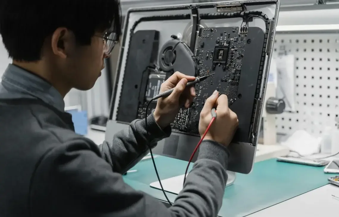 Naprawiane urządzenie to iMac firmy Apple, rozpoznawalna obudowa all-in-one — iMac 27 cali 5K (2017) — czego przy tym sprzęcie nie zrobimy
