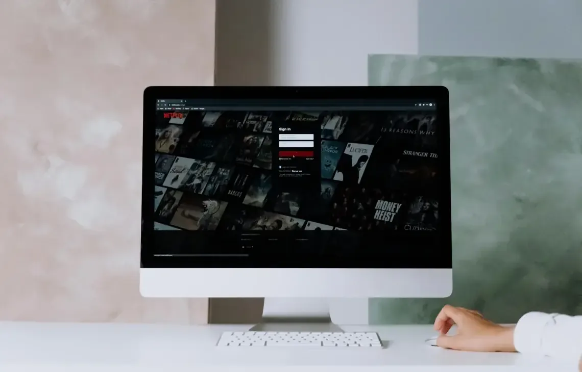 Monitor iMac z ekranem logowania Netflix, widoczna sylwetka Apple — iMac 27 cali 5K (2019) w zgłoszeniu — jak odpowiadamy i co radzimy