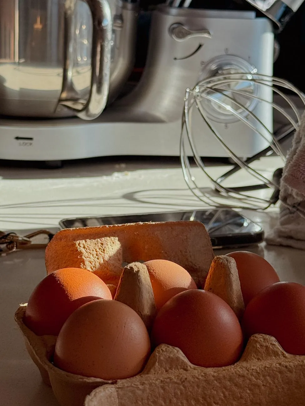 mikser kuchenny z trzepaczką obok wytłaczanki z jajkami — Instant Pot Duo w zgłoszeniu — jak odpowiadamy i co radzimy
