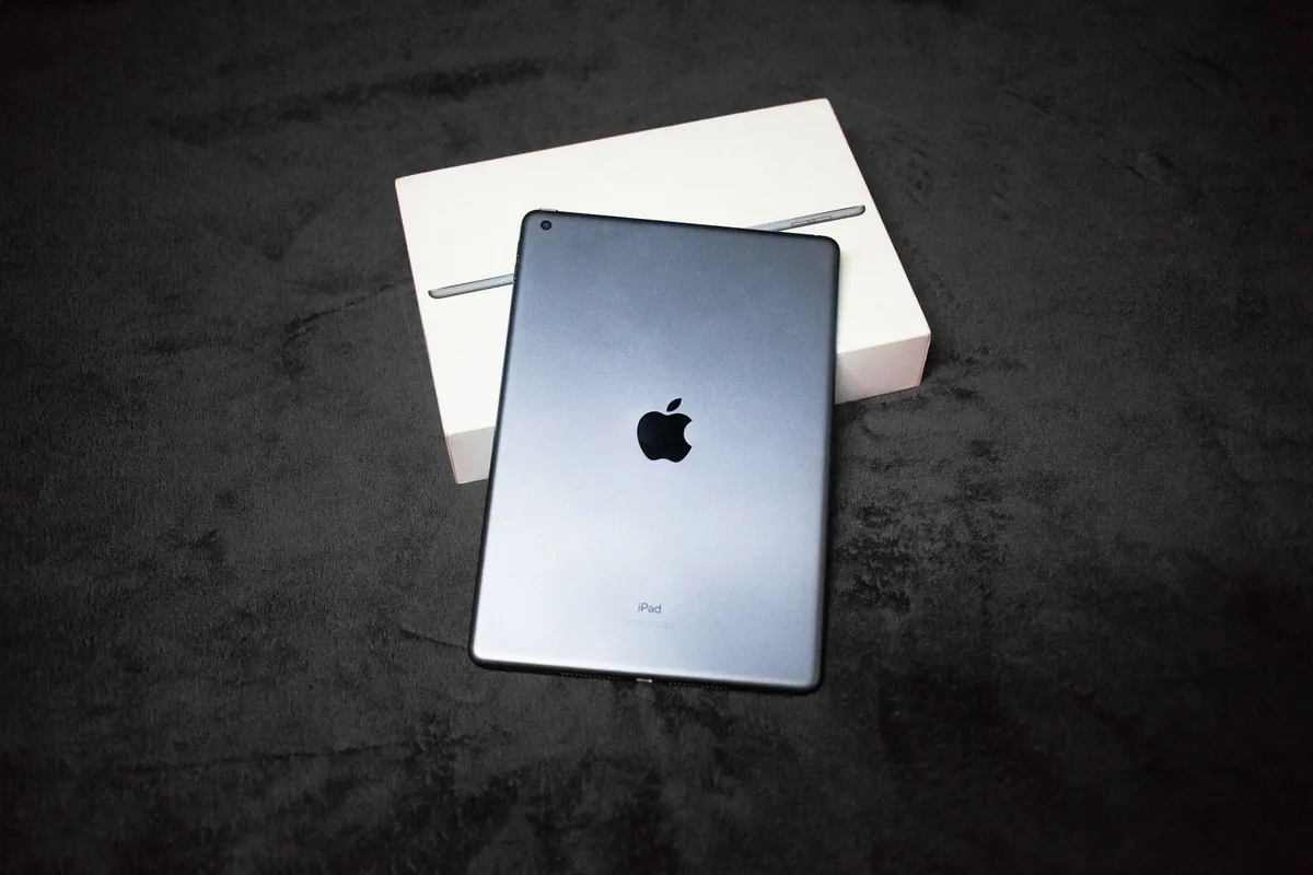 tablet iPad leżący obok oryginalnego pudełka — iPad 10. generacji a zakres naszego serwisu — czym zajmujemy się zamiast