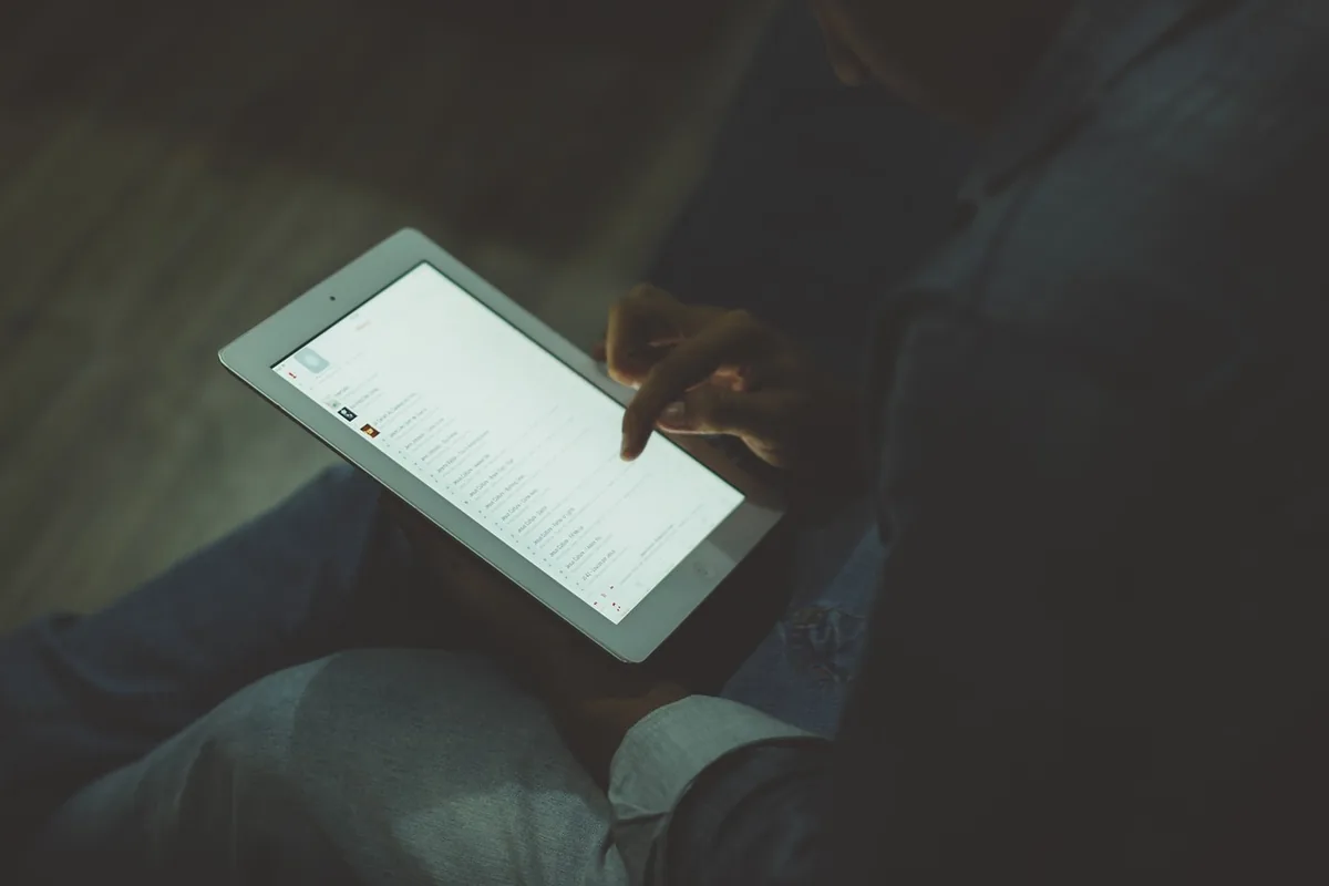 szary tablet iPad z listą odtwarzania — iPad 2 a zakres naszego serwisu — czym zajmujemy się zamiast