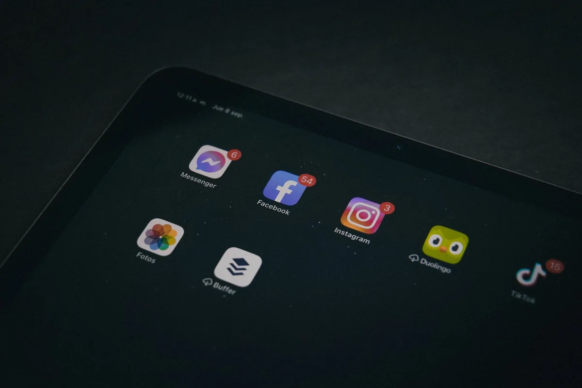 tablet z ikonami aplikacji w przyciemnionym świetle — iPad 5. generacji a zakres naszego serwisu — czym zajmujemy się zamiast