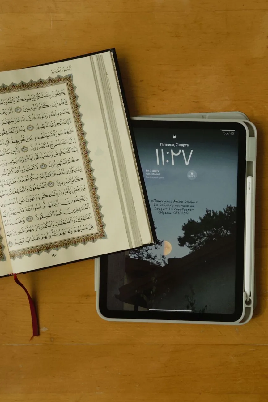otwarta książka obok tabletu iPad na stole — iPad 7. generacji — czego przy tym sprzęcie nie zrobimy