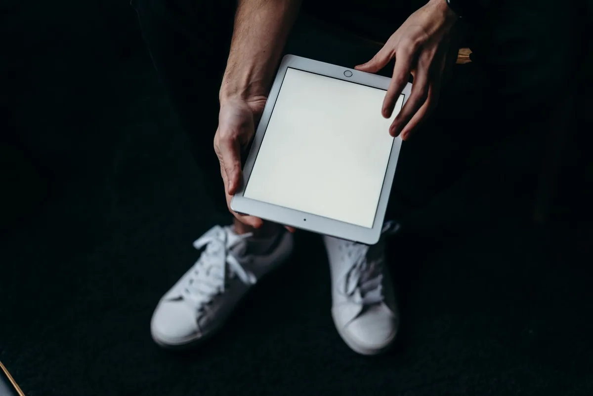 dłonie trzymające tablet z wygaszonym ekranem — iPad Air 11 cali M2 a zakres naszego serwisu — czym zajmujemy się zamiast