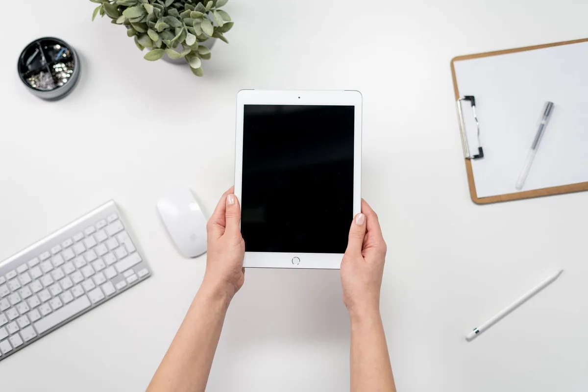 tablet iPad z akcesoriami na minimalistycznym biurku — iPad Air 2 — czego przy tym sprzęcie nie zrobimy
