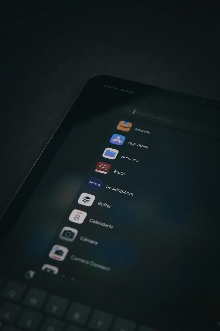 ekran tabletu iPad z ikonami różnych aplikacji — iPad Air 5 poza naszym warsztatem — gdzie szukać pomocy