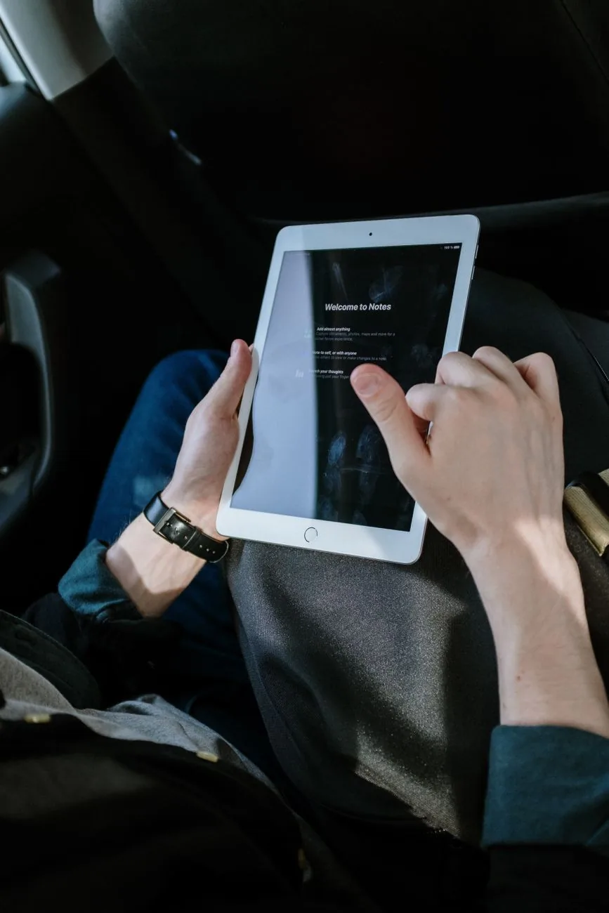 tablet iPad trzymany we wnętrzu pojazdu — iPad Air 6 a zakres naszego serwisu — czym zajmujemy się zamiast