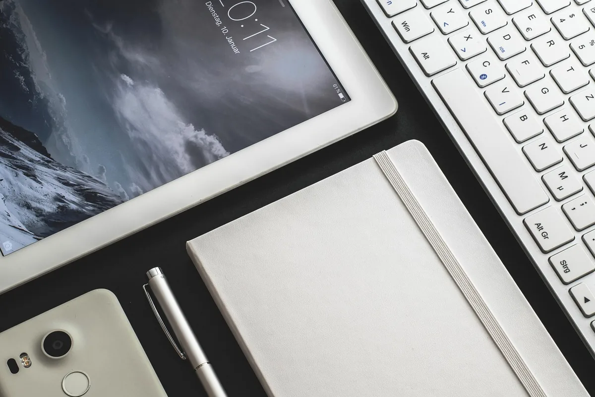 tablet iPad na nowoczesnym biurku — iPad Air (pierwsza generacja) — czego przy tym sprzęcie nie zrobimy