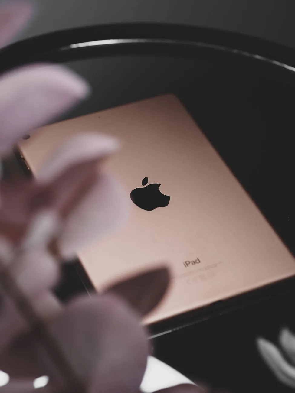 błyszczący tablet iPad odbijający kwiaty w Paryżu — iPad mini 3 a zakres naszego serwisu — czym zajmujemy się zamiast
