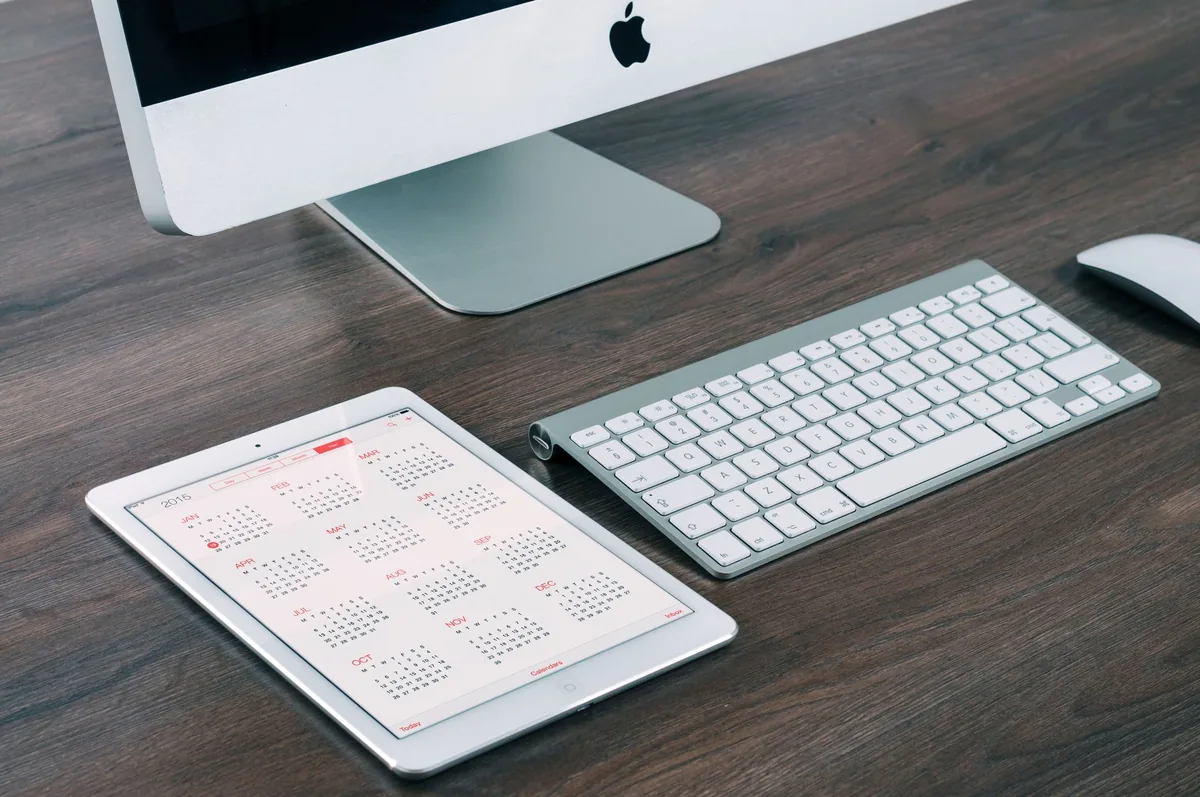 komputer iMac i tablet iPad na nowoczesnym biurku — iPad mini 4 w zgłoszeniu — jak odpowiadamy i co radzimy