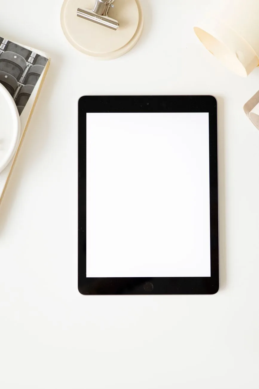 tablet iPad z czystym ekranem na minimalistycznym biurku — iPad mini 7 a zakres naszego serwisu — czym zajmujemy się zamiast