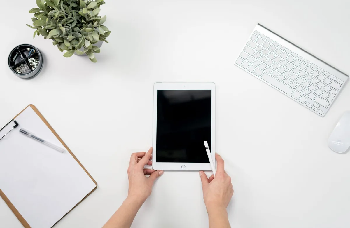 tablet klawiatura mysz i przybory na białym stole — iPad Pro 11 cali 3. generacji — czego przy tym sprzęcie nie zrobimy