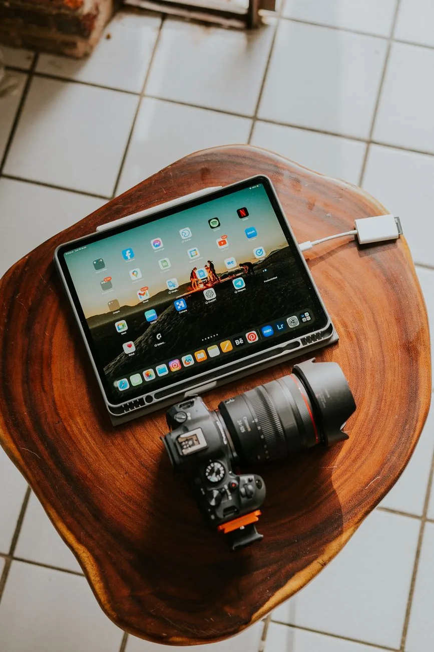 aparat i tablet na drewnianym stole — iPad Pro 11 cali M4 a zakres naszego serwisu — czym zajmujemy się zamiast