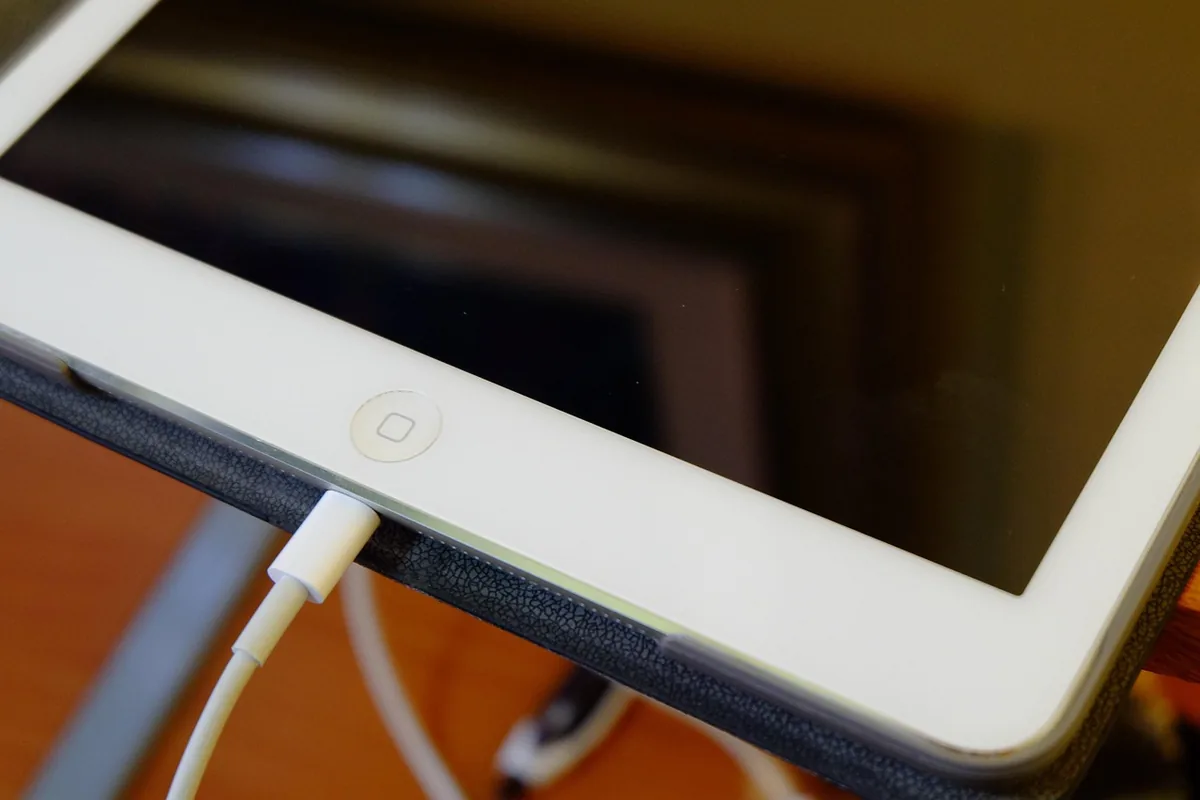 tablet iPad podłączony do ładowania — iPad Pro 12,9 cala 2. generacji w zgłoszeniu — jak odpowiadamy i co radzimy
