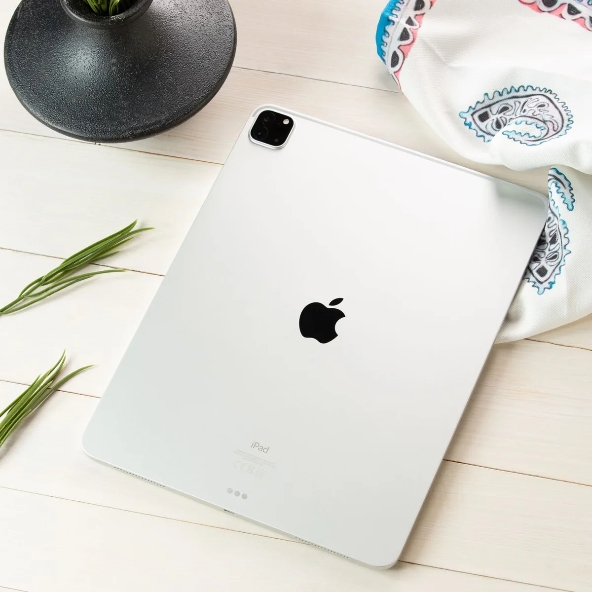 nowoczesny tablet w minimalistycznej aranżacji na biurku — iPad Pro 12,9 cala — czego przy tym sprzęcie nie zrobimy