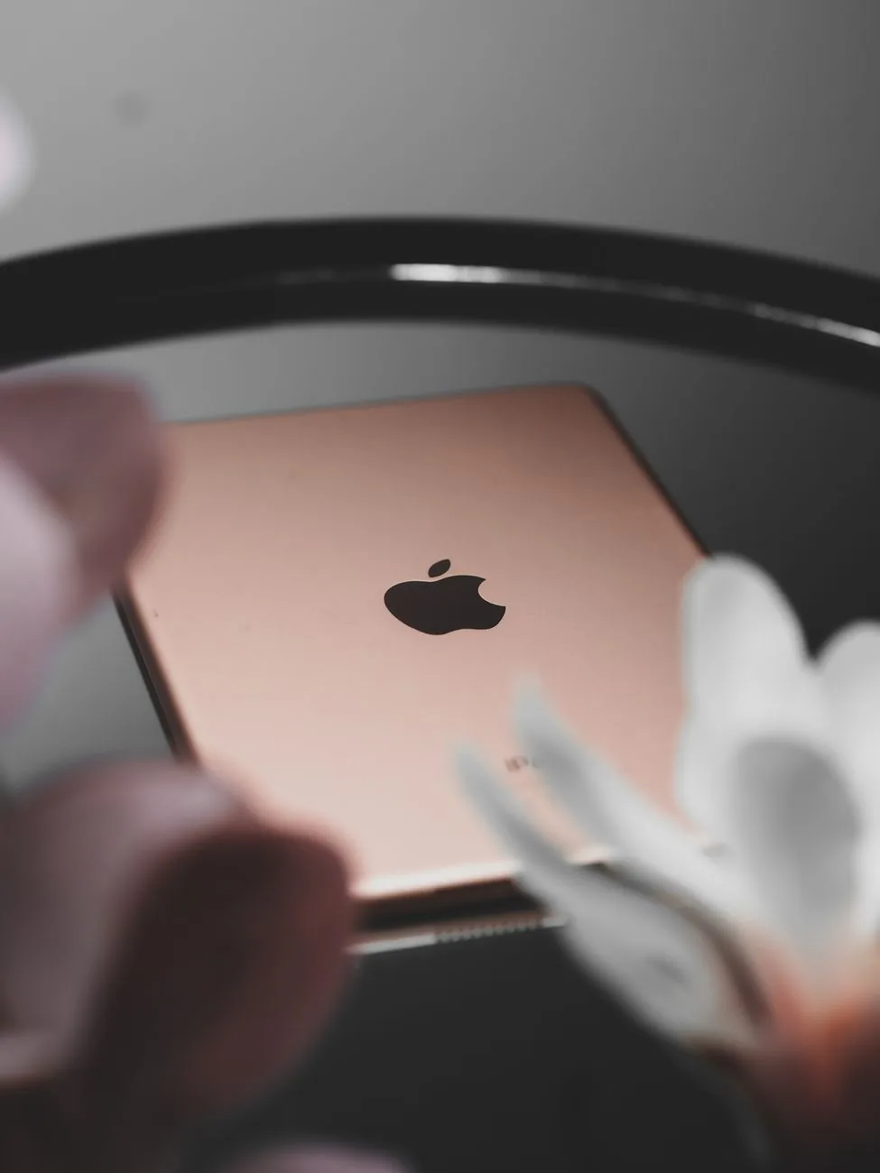 tablet iPad na błyszczącej powierzchni obok kwiatów — iPad Pro 12,9 cala M1 w zgłoszeniu — jak odpowiadamy i co radzimy
