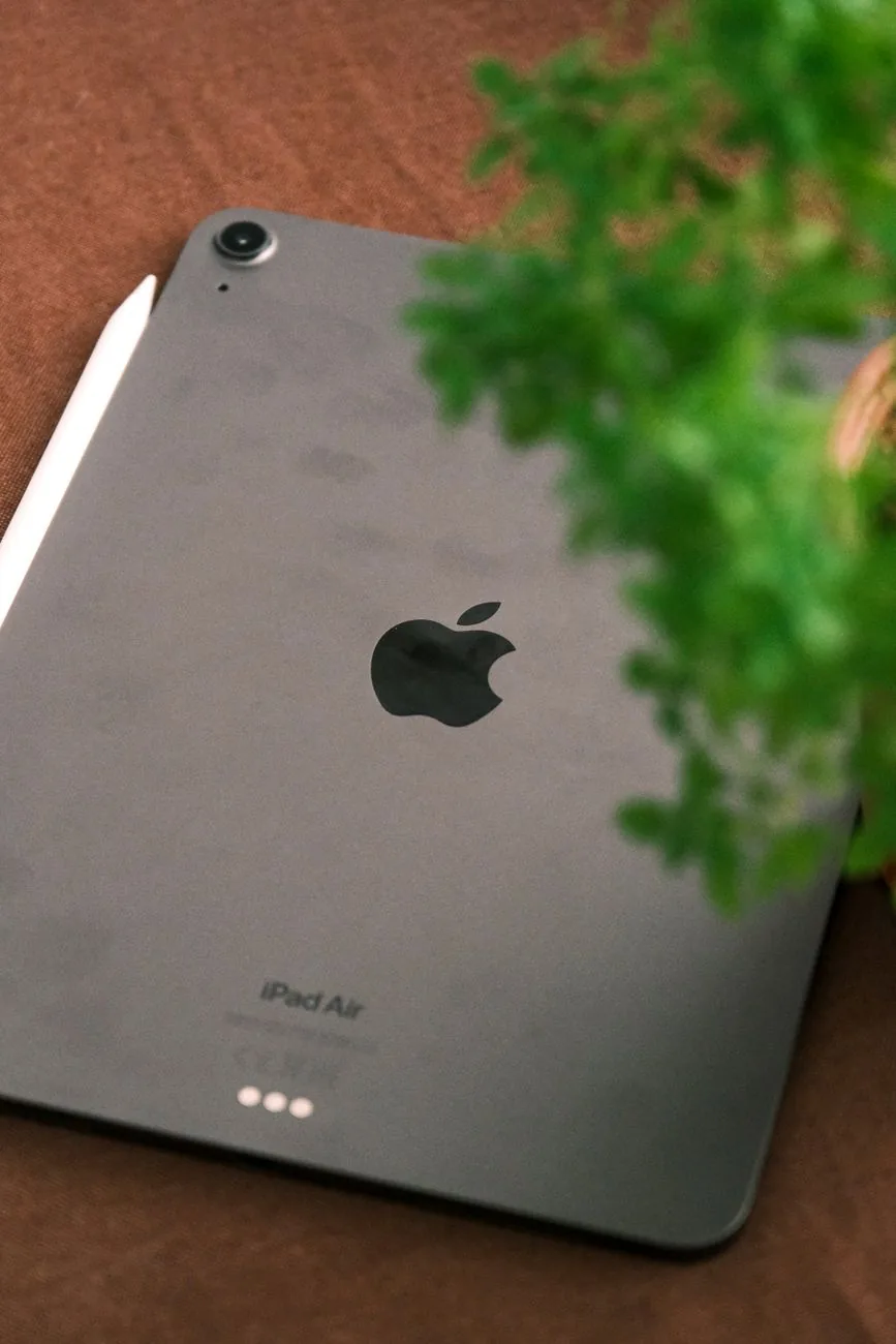 tablet iPad z rysikiem na stole obok rośliny — iPad Pro 12,9 cala M2 poza naszym warsztatem — gdzie szukać pomocy