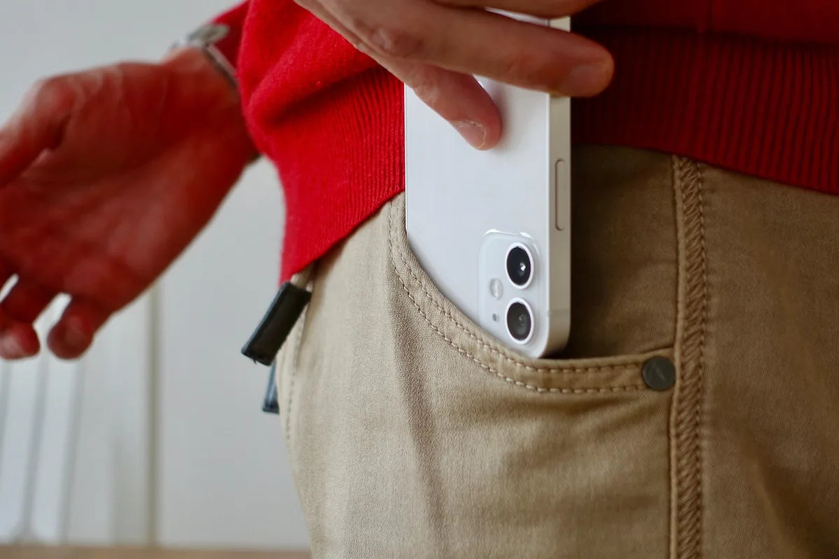 smartfon apple iphone 12 mini w kieszeni — iPhone 12 — czego przy tym sprzęcie nie zrobimy