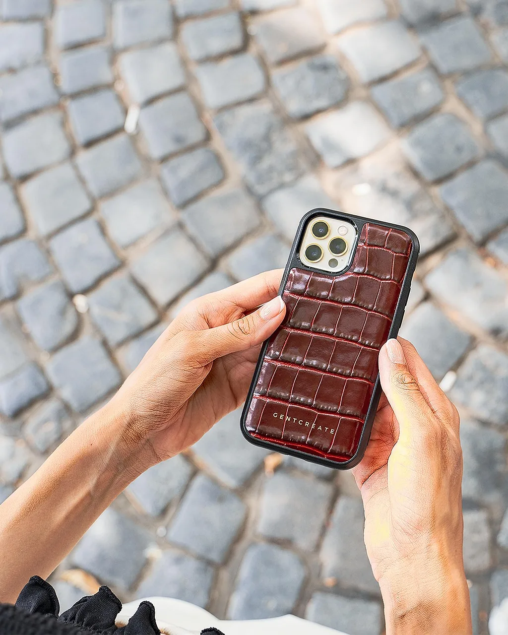 smartfon iphone 14 pro w skórzanym etui — iPhone 12 Pro Max poza naszym warsztatem — gdzie szukać pomocy
