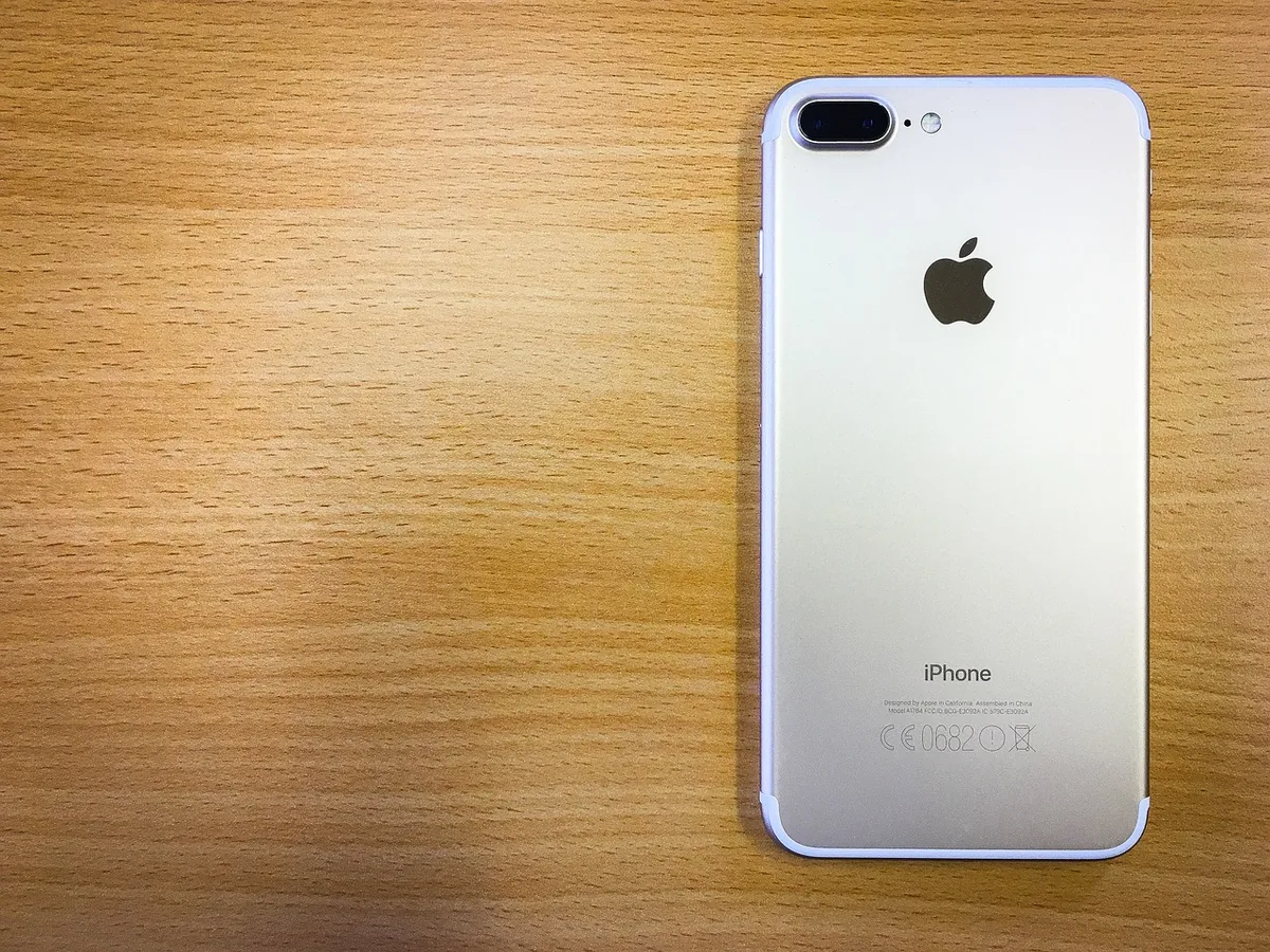 złoty smartfon apple iphone 7 plus od tyłu — iPhone 13 128 GB w zgłoszeniu — jak odpowiadamy i co radzimy