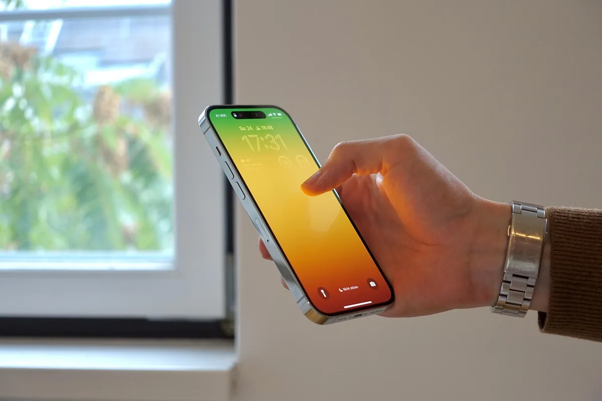 smartfon apple iphone 14 pro z bliska — iPhone 14 Plus poza naszym warsztatem — gdzie szukać pomocy
