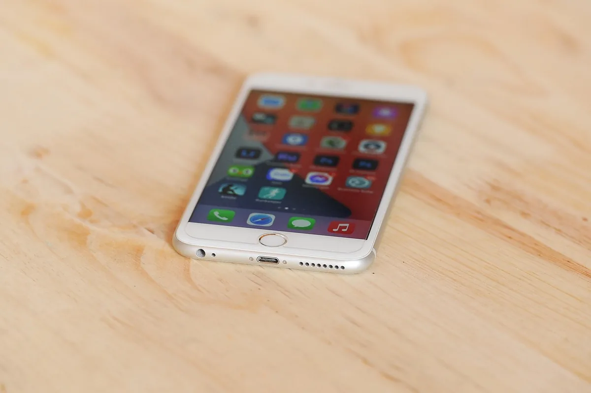 iPhone leżący na biurku — iPhone 4 poza naszym warsztatem — gdzie szukać pomocy
