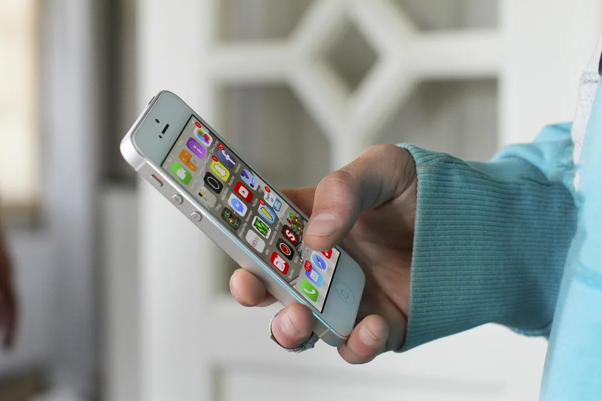 smartfon apple iphone 4s z aplikacjami — iPhone 4s a zakres naszego serwisu — czym zajmujemy się zamiast