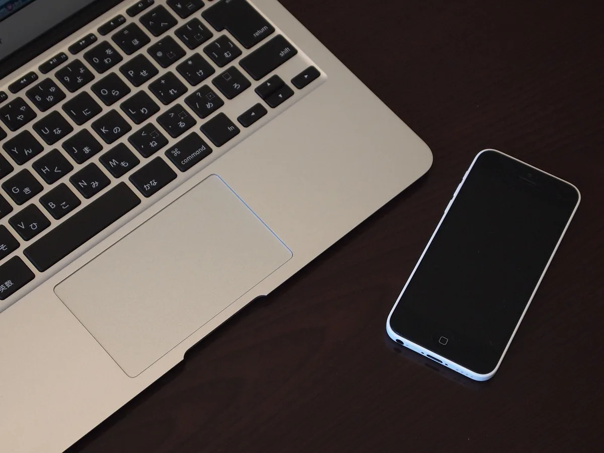 smartfon iphone 5c obok laptopa macbook air — iPhone 5c — czego przy tym sprzęcie nie zrobimy