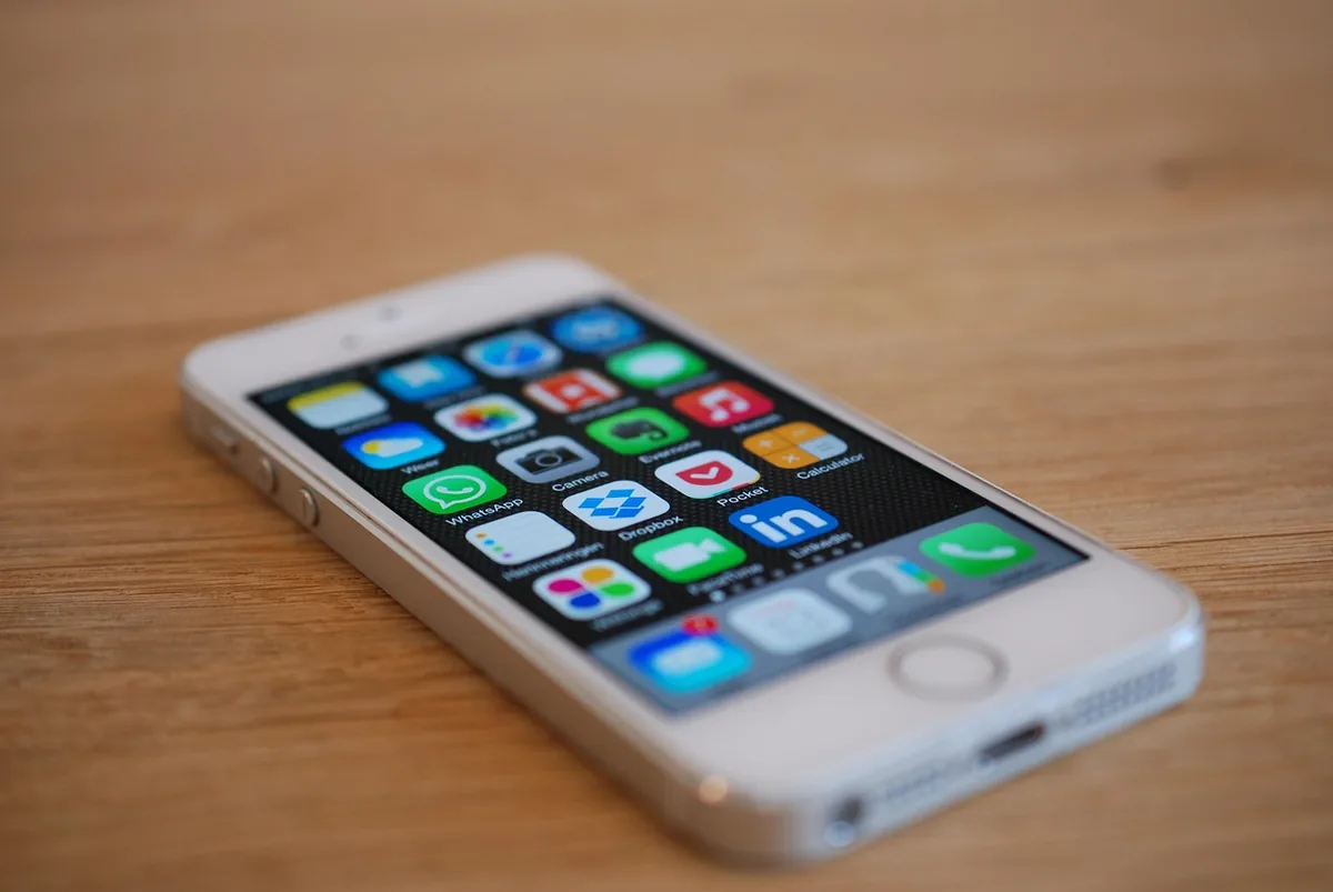 biały smartfon apple iphone 5s — iPhone 5s a zakres naszego serwisu — czym zajmujemy się zamiast