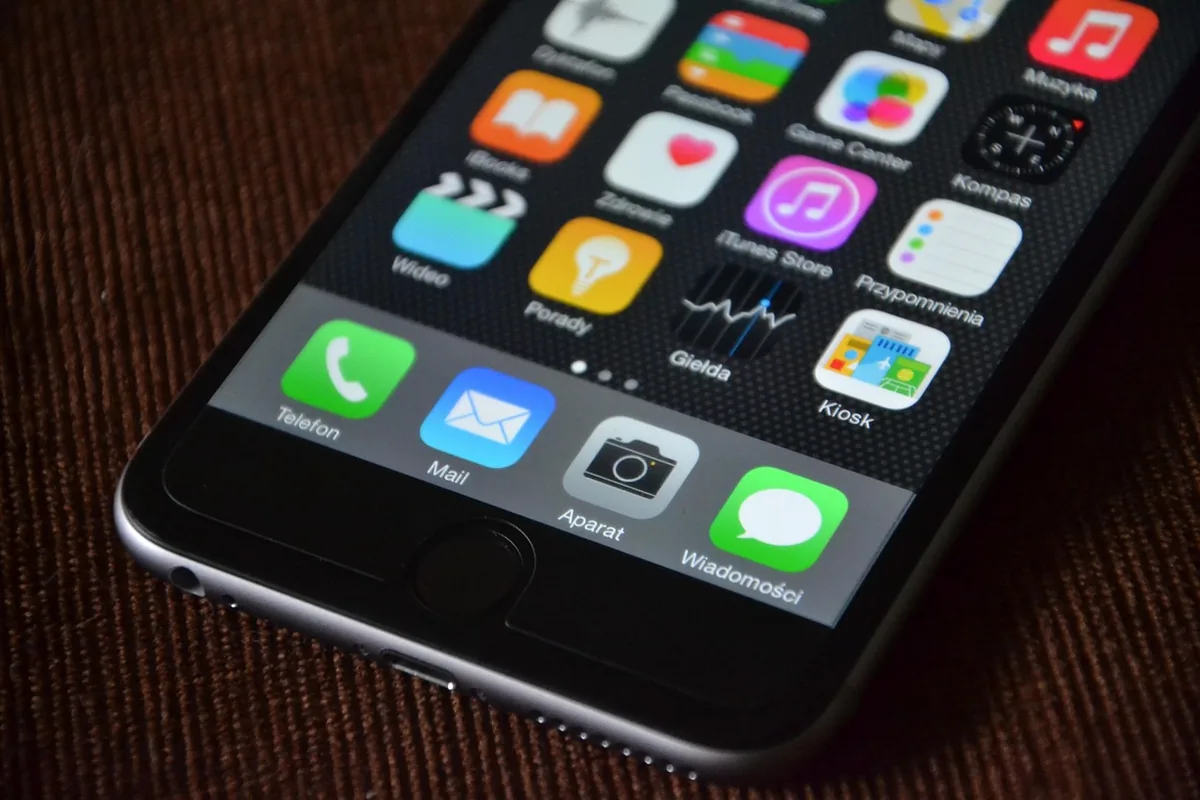 smartfon apple iphone 6 plus z bliska — iPhone 6 poza naszym warsztatem — gdzie szukać pomocy