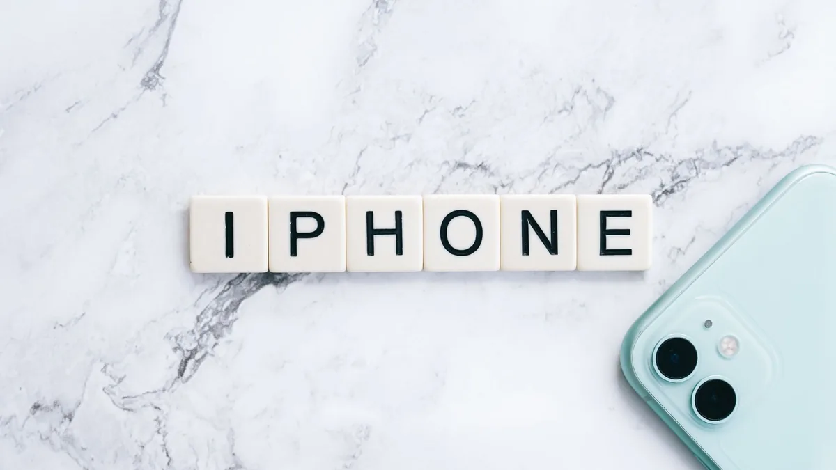 iPhone obok klocków scrabble na marmurowym blacie — iPhone 6s Plus poza naszym warsztatem — gdzie szukać pomocy
