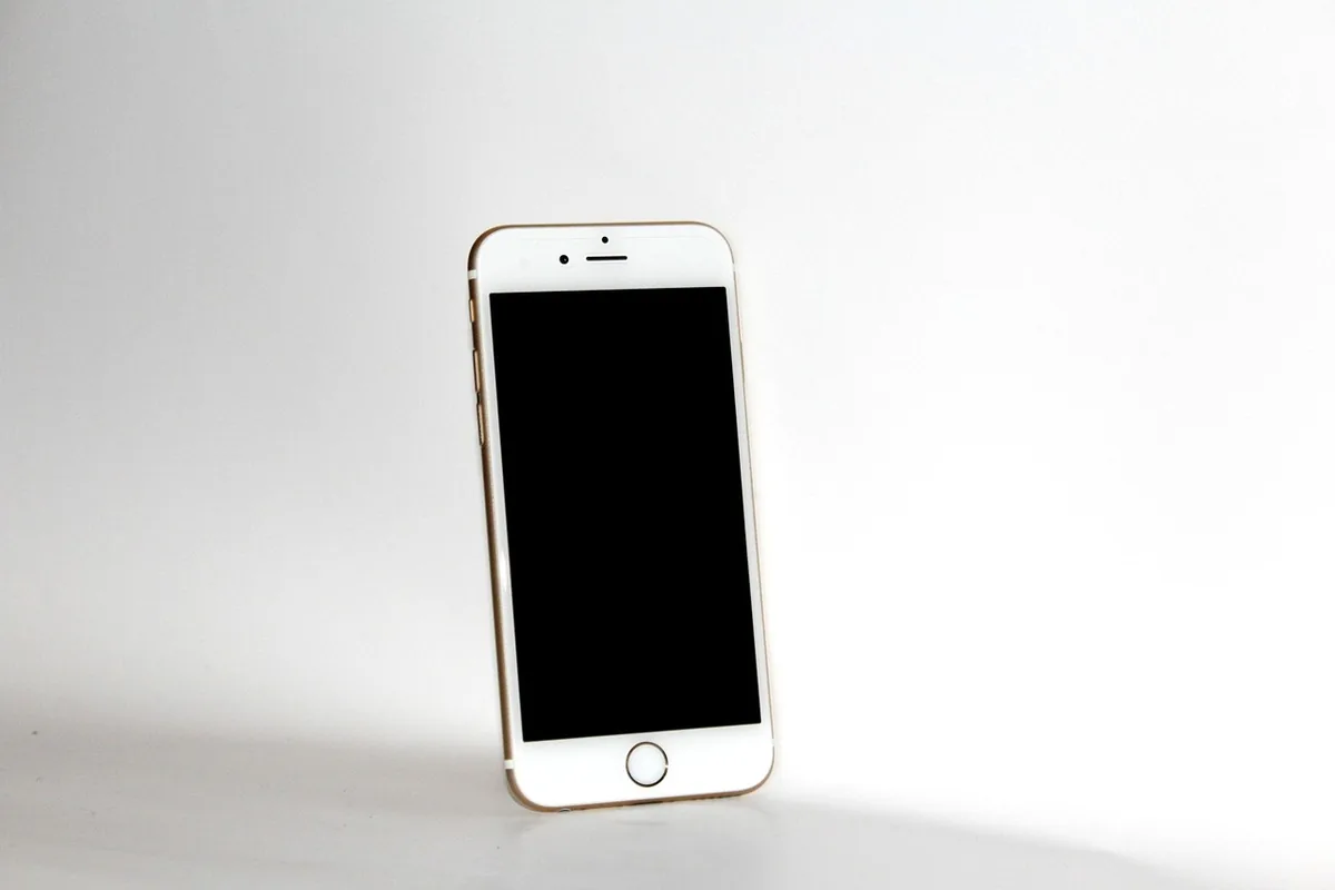 biały smartfon apple iphone 6s — iPhone 6s poza naszym warsztatem — gdzie szukać pomocy