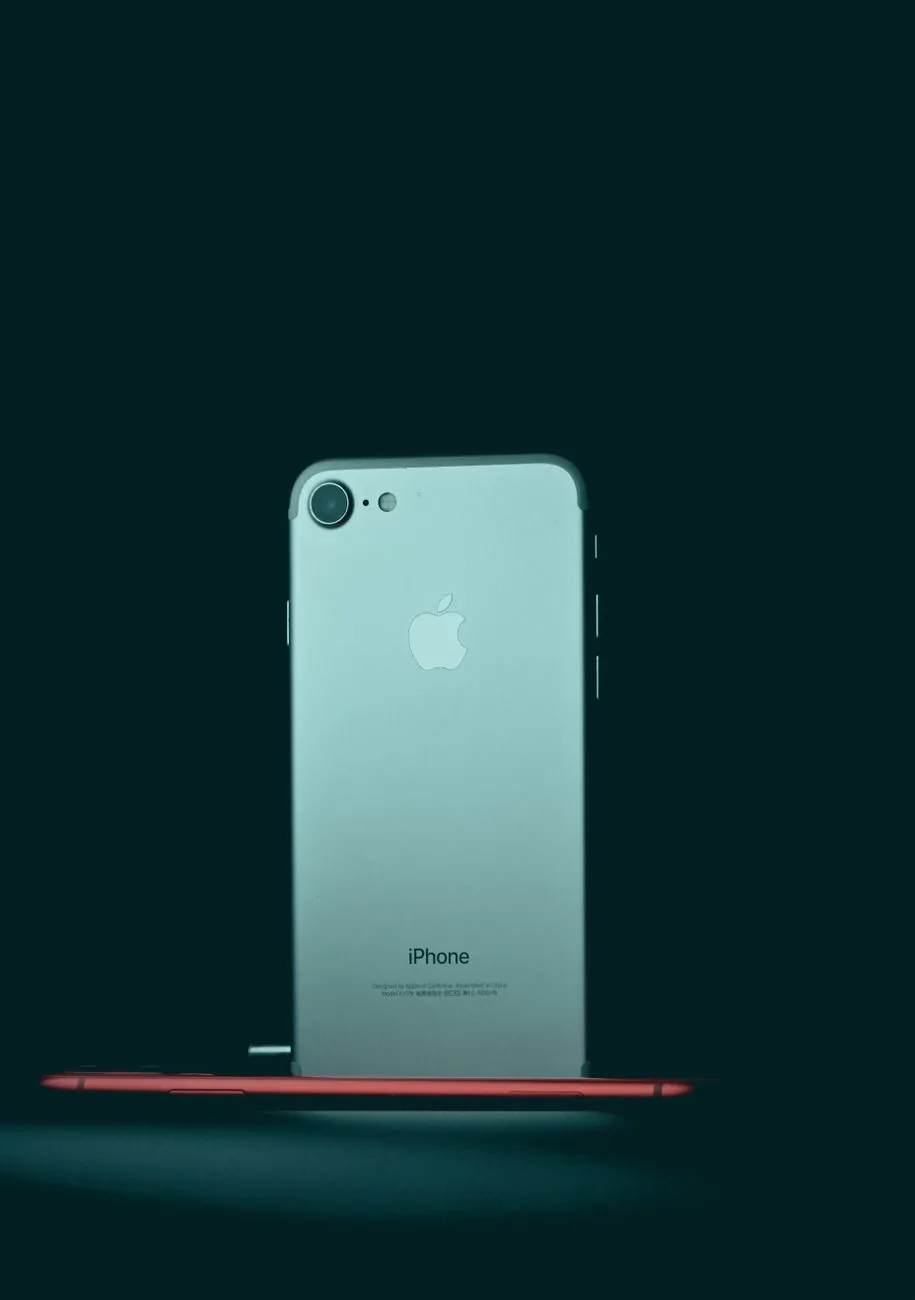 iPhone 7 na ciemnym tle w minimalistycznej aranżacji — iPhone 7 Plus a zakres naszego serwisu — czym zajmujemy się zamiast