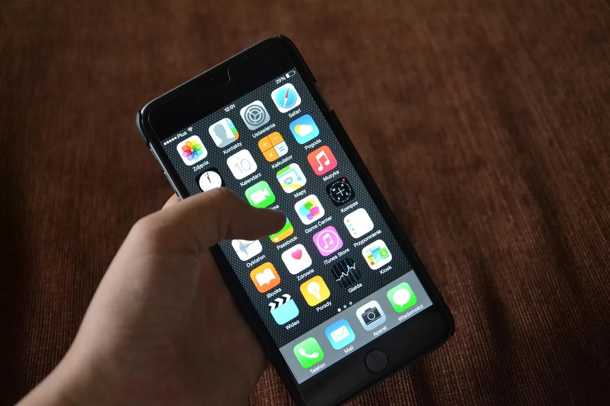 smartfon apple iphone 6 na jasnym tle — iPhone SE (2016) w zgłoszeniu — jak odpowiadamy i co radzimy