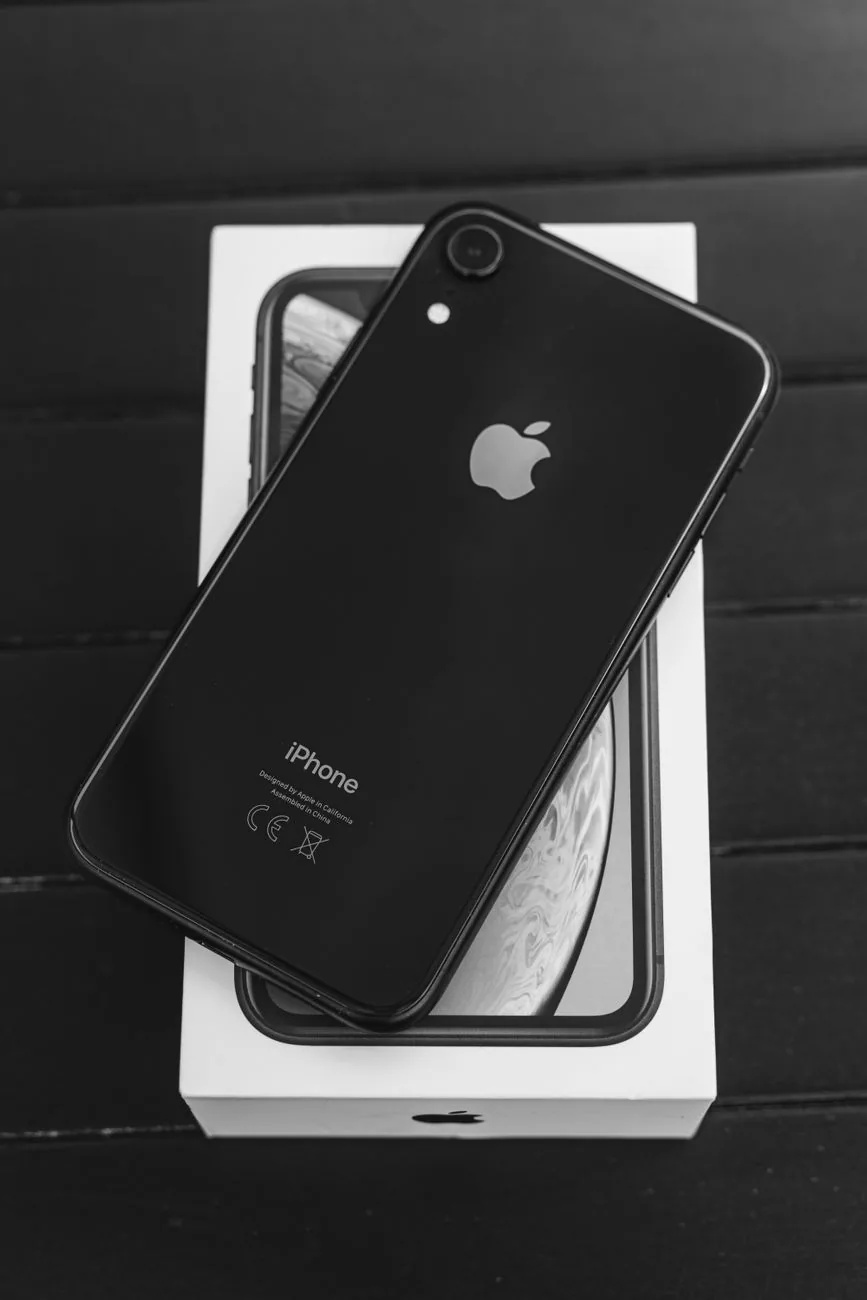 czarny iphone leżący na swoim pudełku — iPhone X — czego przy tym sprzęcie nie zrobimy