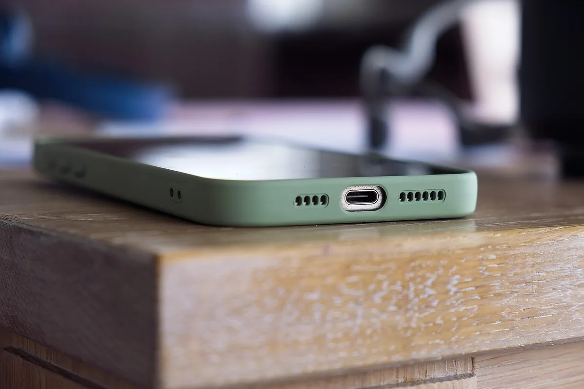 zielony smartfon apple iphone — iPhone XS poza naszym warsztatem — gdzie szukać pomocy