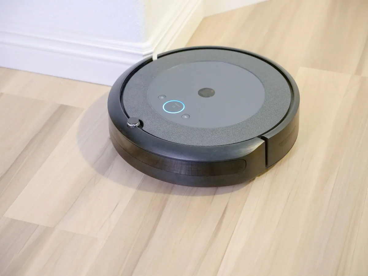 automatyczny robot sprzątający na drewnianej podłodze — iRobot Combo j9 w zgłoszeniu — jak odpowiadamy i co radzimy