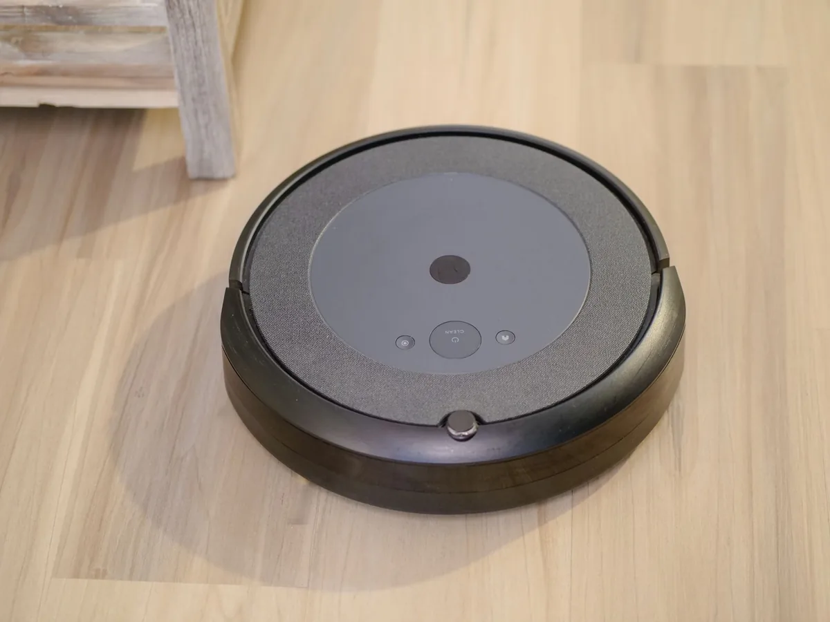 nowoczesny robot sprzątający na podłodze we wnętrzu — iRobot Roomba 692 — czego przy tym sprzęcie nie zrobimy