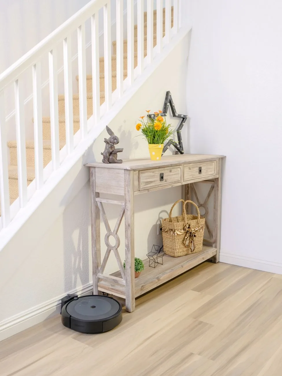 robot sprzątający na drewnianej podłodze pod schodami — iRobot Roomba e5 a zakres naszego serwisu — czym zajmujemy się zamiast
