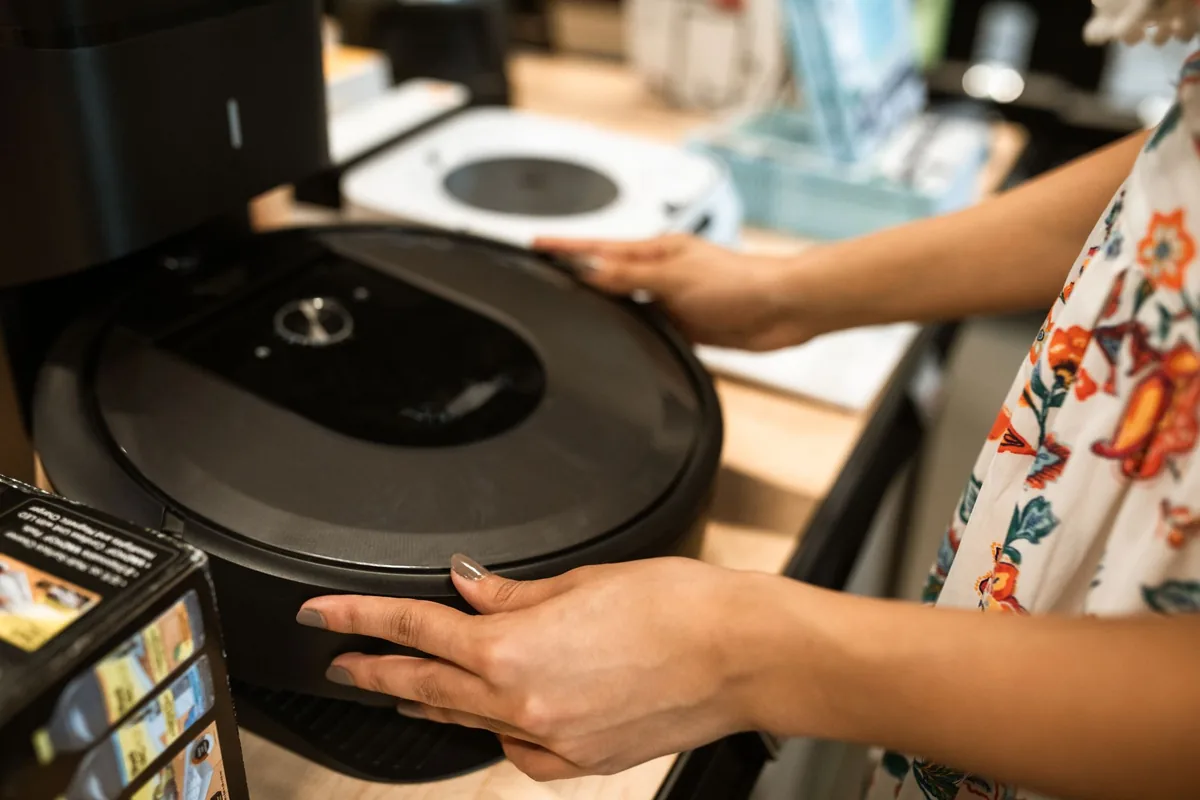 nowoczesny robot sprzątający na wystawie w sklepie — iRobot Roomba i5 w zgłoszeniu — jak odpowiadamy i co radzimy