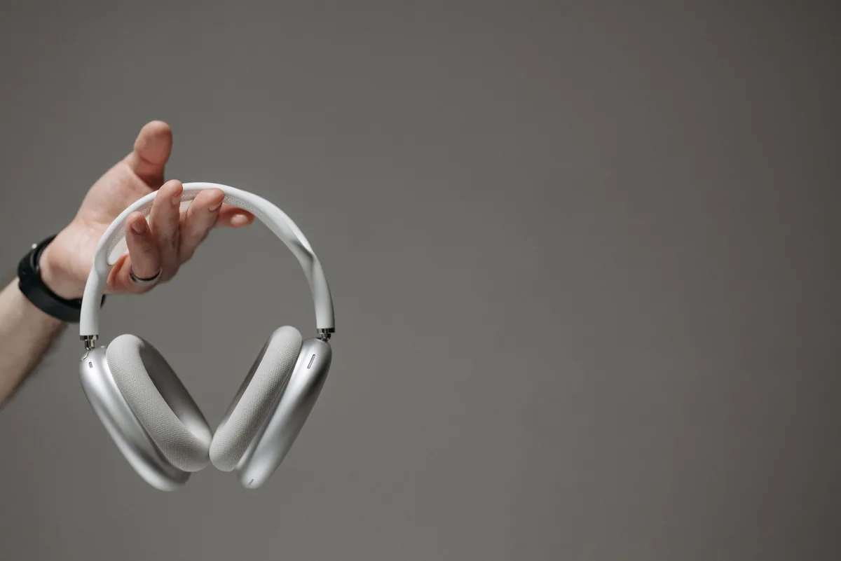 dłoń trzymająca białe słuchawki bezprzewodowe — Jabra Evolve 20 w zgłoszeniu — jak odpowiadamy i co radzimy