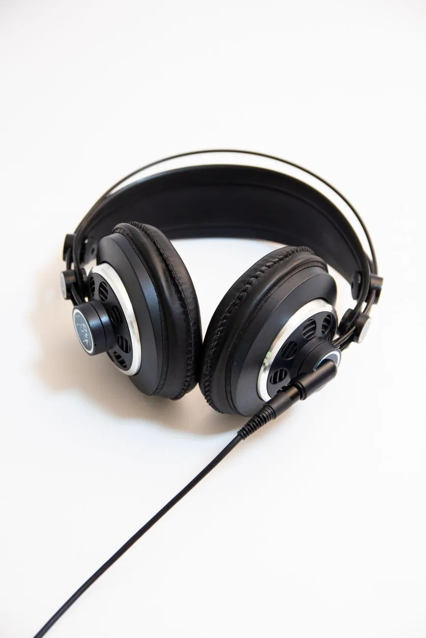 czarne słuchawki nauszne z kablem na białym tle — Jabra Evolve 65 a zakres naszego serwisu — czym zajmujemy się zamiast