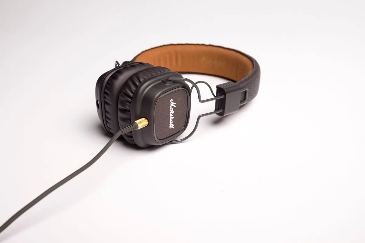 czarne słuchawki z kablem spiralnym — Jabra Evolve 75 poza naszym warsztatem — gdzie szukać pomocy