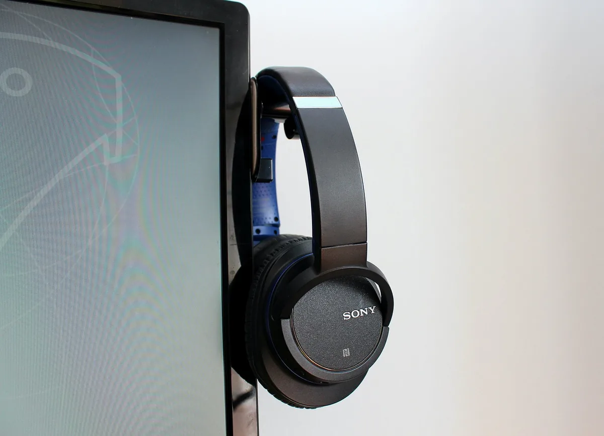 słuchawki na biurku obok monitora komputerowego — Jabra Evolve2 30 poza naszym warsztatem — gdzie szukać pomocy